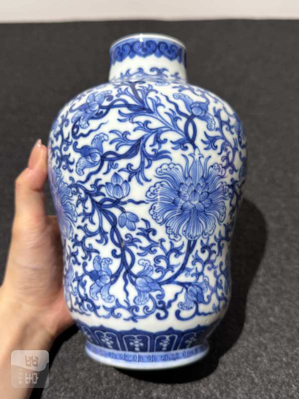 清乾隆 青花缠枝宝相花纹萝卜瓶 - 图3